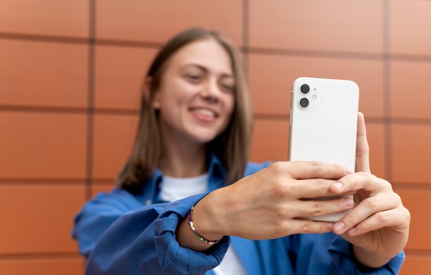 Donna caucasica che si fa un selfie all'aperto