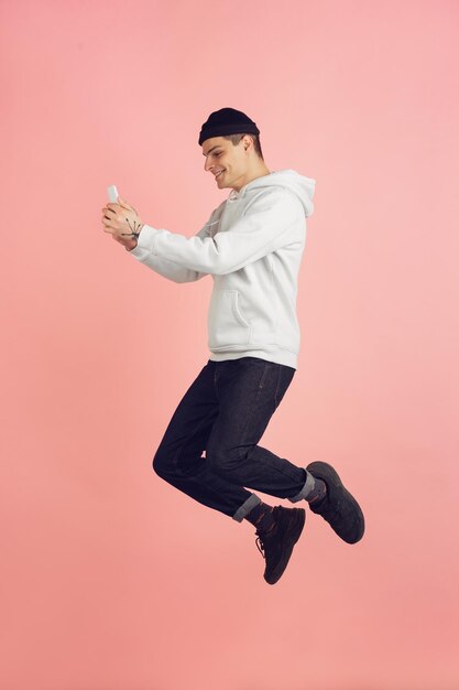 Free photo caucasian young mans modern portrait on pink studio background