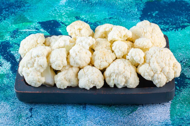 Free photo cauliflower in a wooden plate