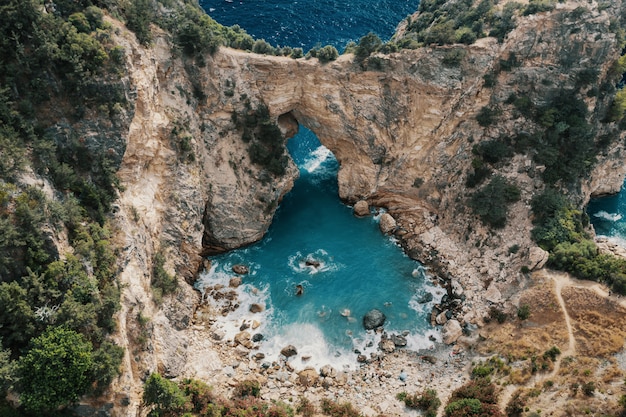 Бесплатное фото Пещеры и море в районе алании, турция