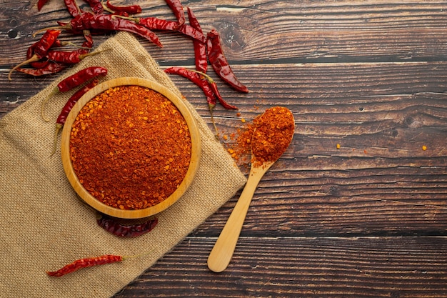 Free photo cayenne dried pepper in small wooden plate