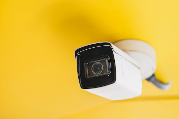 Камера видеонаблюдения на потолке