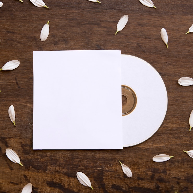 Free Photo cd mockup with cover and petals