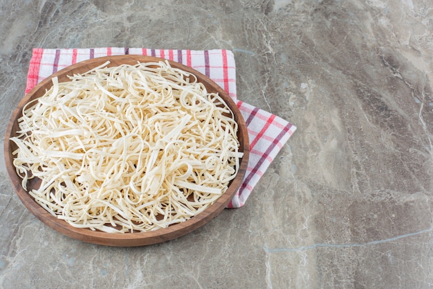 Formaggio cecil in una ciotola sul tovagliolo di tela su marmo.