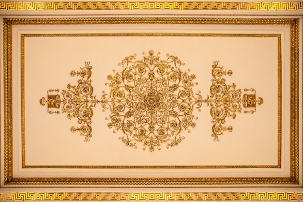 Потолок интерьера гербового зала эрмитажа в санкт-петербурге россия