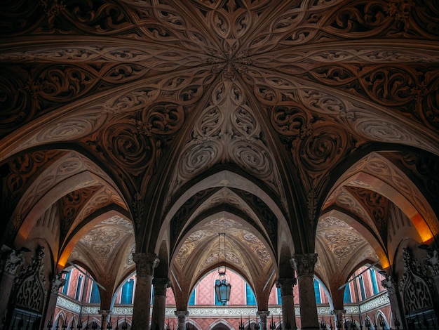 Free photo ceiling with patterns and pillars