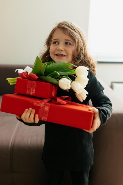 Foto gratuita festeggia il compleanno regalo di compleanno per bambini grato per il buon regalo scatola per sorpresa e regalo bambino sorridente scatola regalo felice per bambina regalo felice per ragazza del bambino giorno dei bambini