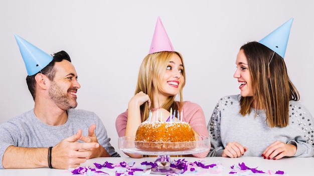 Foto gratuita festeggiamo il compleanno insieme