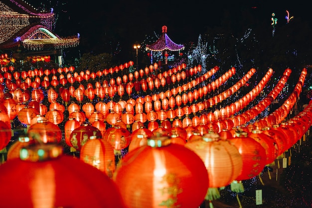 Празднование фестиваля китайских фонарей