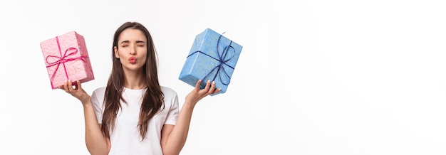 Бесплатное фото Праздничные праздники и подарки концептуальный портрет прекрасной кокетливой молодой женщины в складной футболке