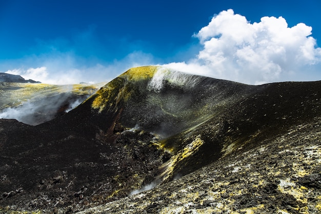 ヨーロッパの活火山の中央のクレーター、標高3345メートルのエトナ。シチリアに位置し、私は