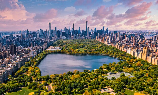 뉴욕 맨해튼의 센트럴 파크, 연못이 있는 마천루로 둘러싸인 거대한 아름다운 공원