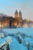 Foto gratuita central park inverno di notte con grattacieli nel centro di manhattan new york city