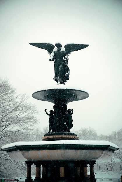 Free photo central park winter with bethesda fountain in midtown manhattan new york city