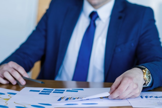 Free photo ceo in blue suit close up