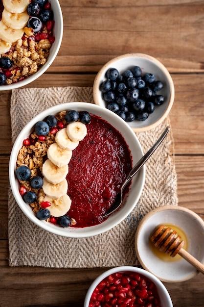 Free photo ceramic bowl of delicious acai brazilian dessert