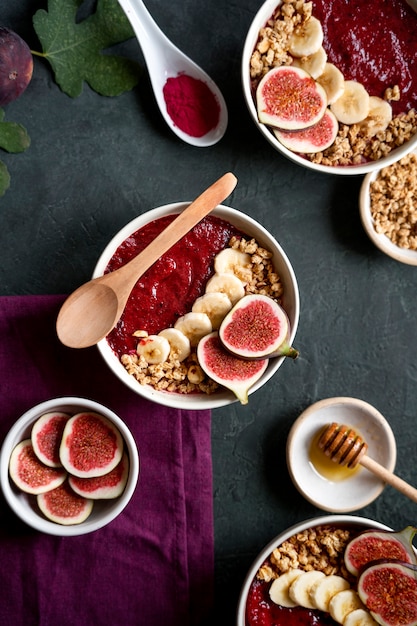 Foto gratuita ciotola in ceramica di delizioso dessert brasiliano acai