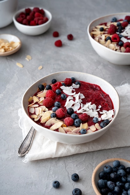 Foto gratuita ciotola in ceramica di delizioso dessert brasiliano acai