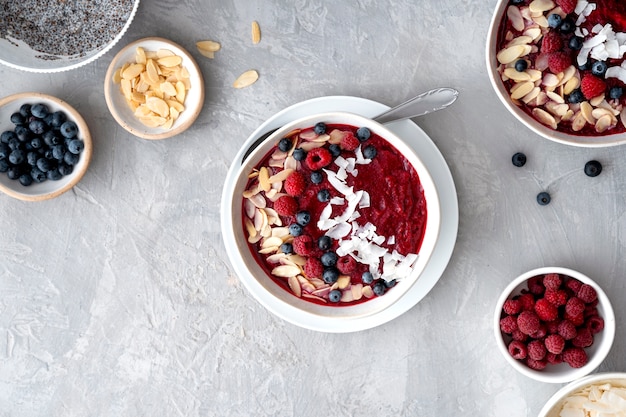 Foto gratuita ciotola in ceramica di delizioso dessert brasiliano acai