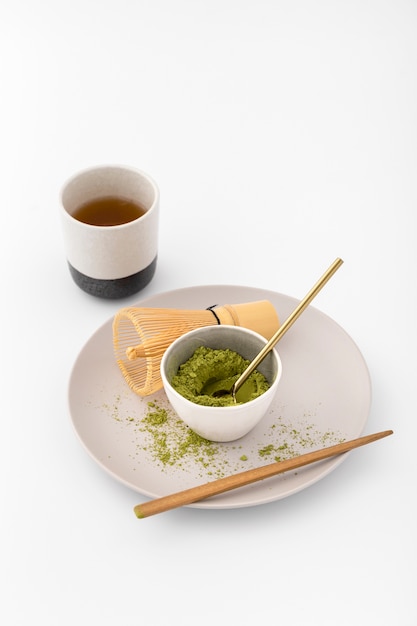 Бесплатное фото Керамическая миска с порошком чая маття