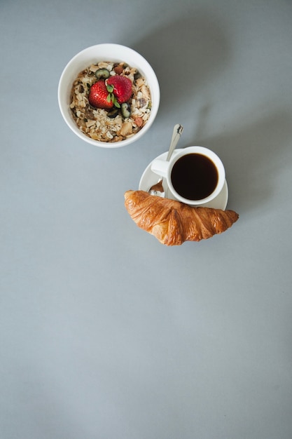 Free photo cereal and coffee with croissant