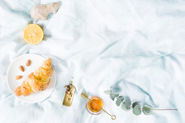 Free photo cereals breakfast in bed