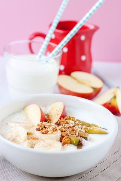 Cereals with bananas and apples