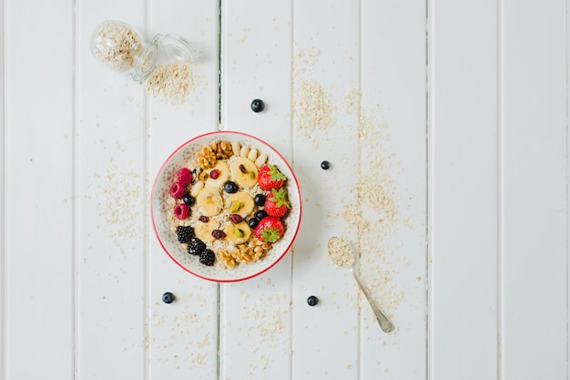 Free photo cereals with berries