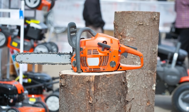 Free photo chain saw on log