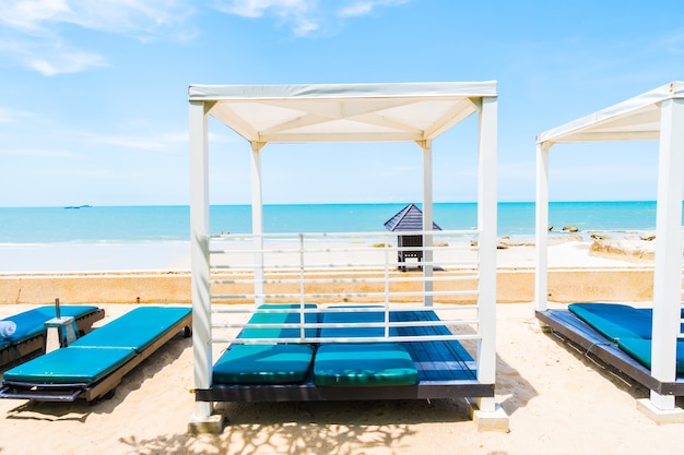 Foto gratuita sedia a sdraio sulla spiaggia