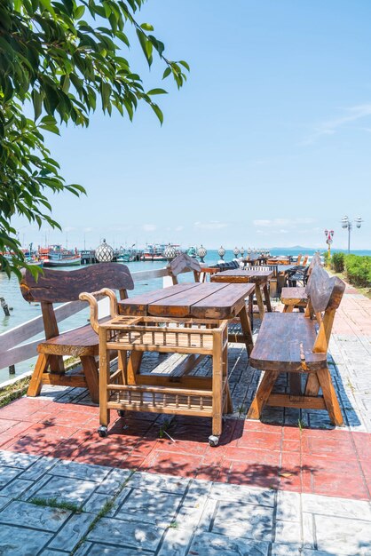 海の景色を望むテラスレストランの椅子とテーブル