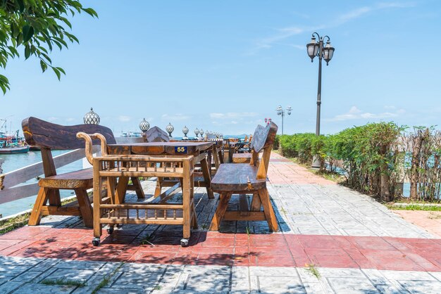 바다 전망 테라스 레스토랑의 자 및 테이블