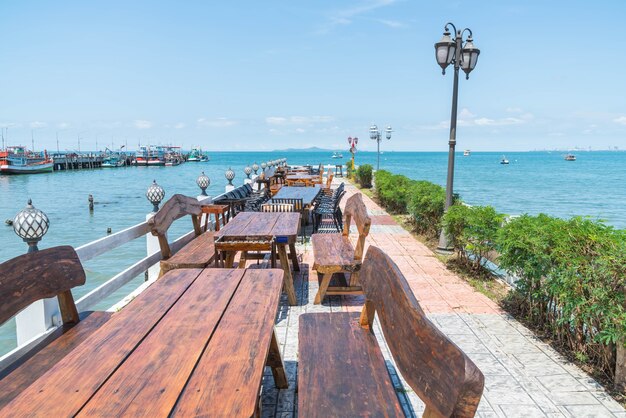 바다 전망 테라스 레스토랑의 자 및 테이블