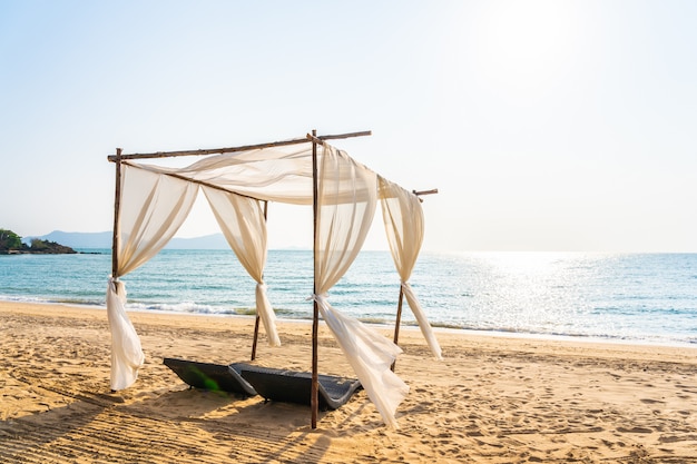 Foto gratuita ombrello e salotto della sedia sulla bella spiaggia mare oceano sul cielo