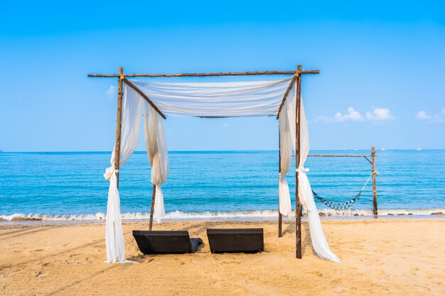 椅子の傘と空の美しいビーチ海海のラウンジ
