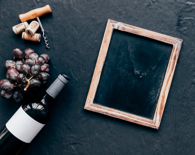 Free photo chalkboard near wine and grape