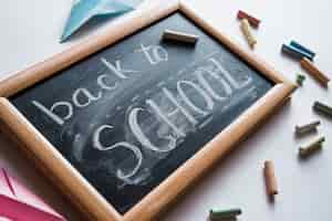 Бесплатное фото Доска с белым знаком обратно в школу