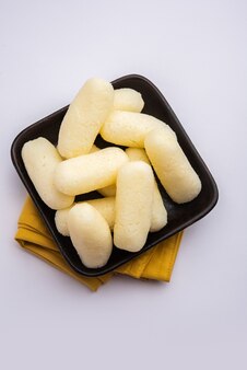 チャムチャム​は​、​ミルク​を​凝固させた​後​、​凝固した​固形物​を​円筒形​に​成形した​ベンガル​の​甘い​もの​です​。