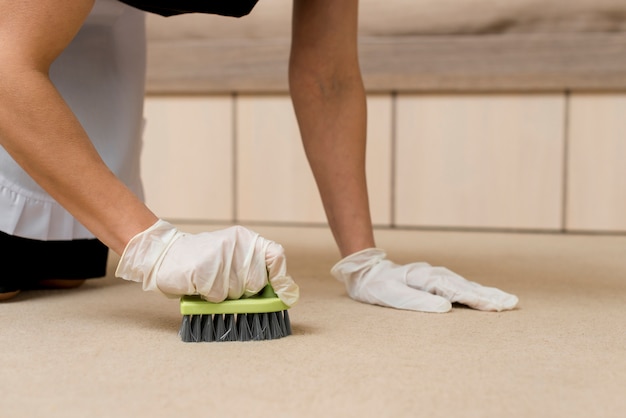 Free photo chambermaid preparing hotel room