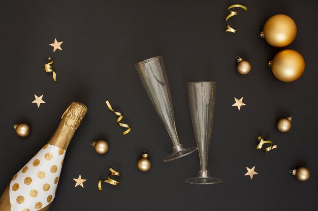 シャンパンのボトルとグラスの装飾