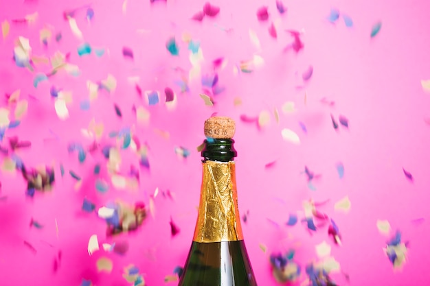 Foto gratuita celebrazione di champagne con confetti