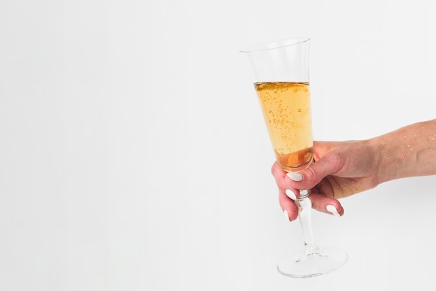 Foto gratuita bicchiere di champagne con spazio di copia