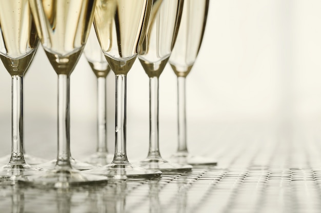Foto gratuita bicchieri di champagne con champagne