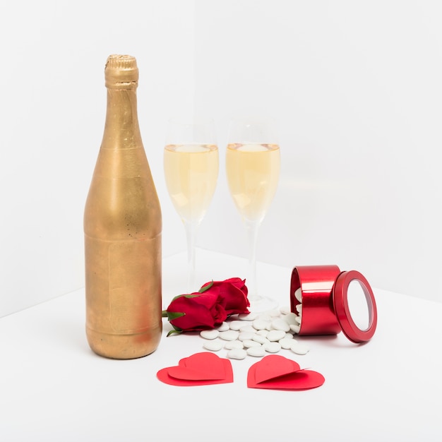 Foto gratuita bicchieri di champagne con cuori di carta