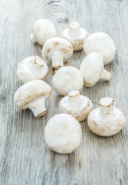 The champignons on wooden table