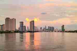 Foto gratuita fiume chao phraya e paesaggio urbano di bangkok al crepuscolo