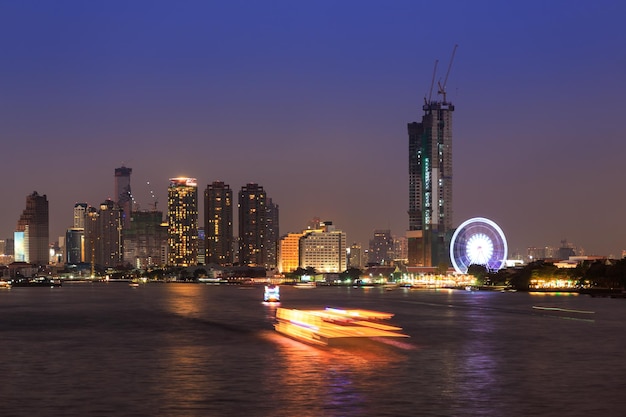 Foto gratuita fiume chao phraya e paesaggio urbano di bangkok al crepuscolo