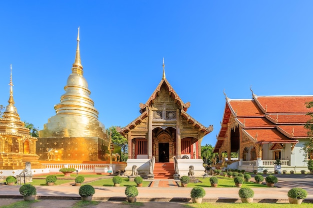 Бесплатное фото Часовня и золотая пагода в ват пхра сингх ворамахавихан в чиангмае на севере таиланда