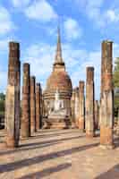 Foto gratuita cappella e statua del buddha nel parco storico di wat sa si shukhothai thailandia