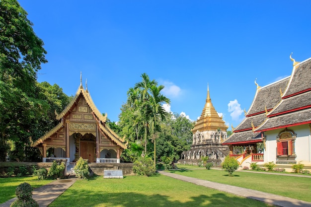 태국 북부 치앙마이의 왓 치앙 만(Wat Chiang Man)에 있는 예배당과 황금 탑